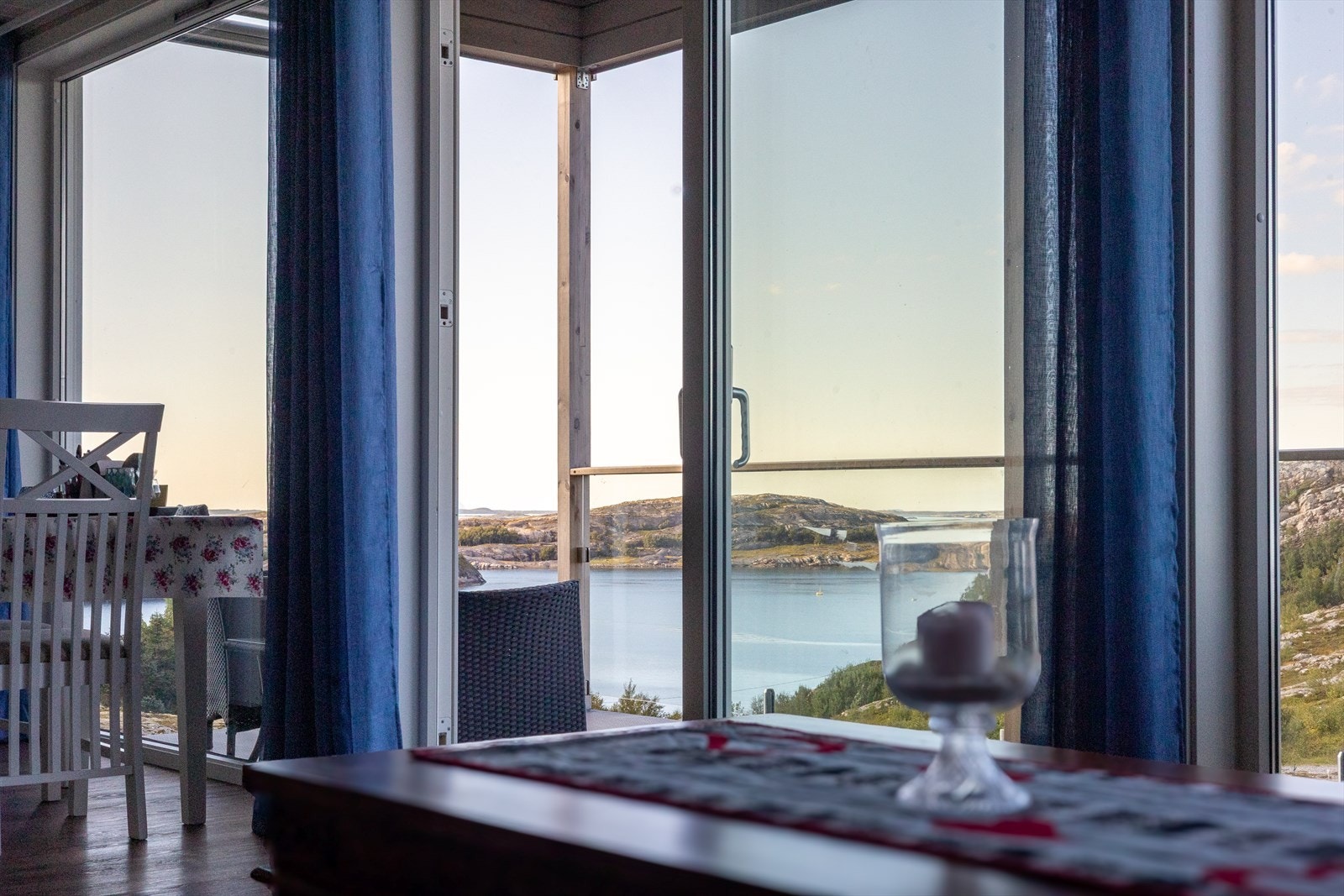 Utsikt fra stue mot bla. Lovund. Galleribilde
