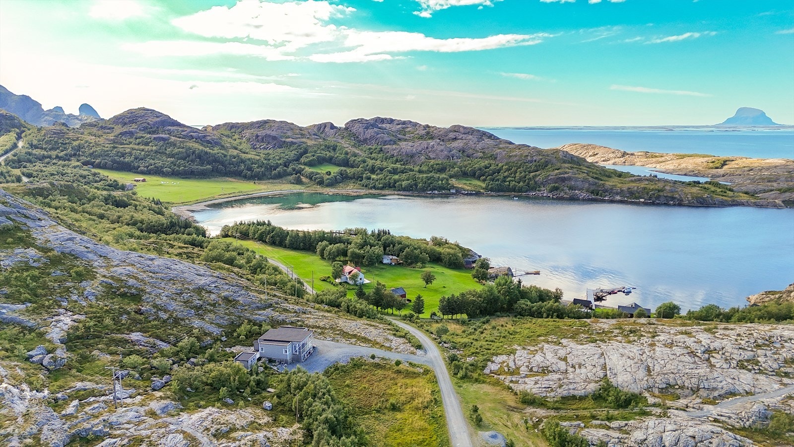 Uendelige muligheter til friluftsaktiviteter. Daglige turer i vakre omgivelser, sopp- og bærplukking og fisketurer hvor fjorden bugner av fisk er bare noen av aktivitetene beboerne her liker å holde på med. Galleribilde