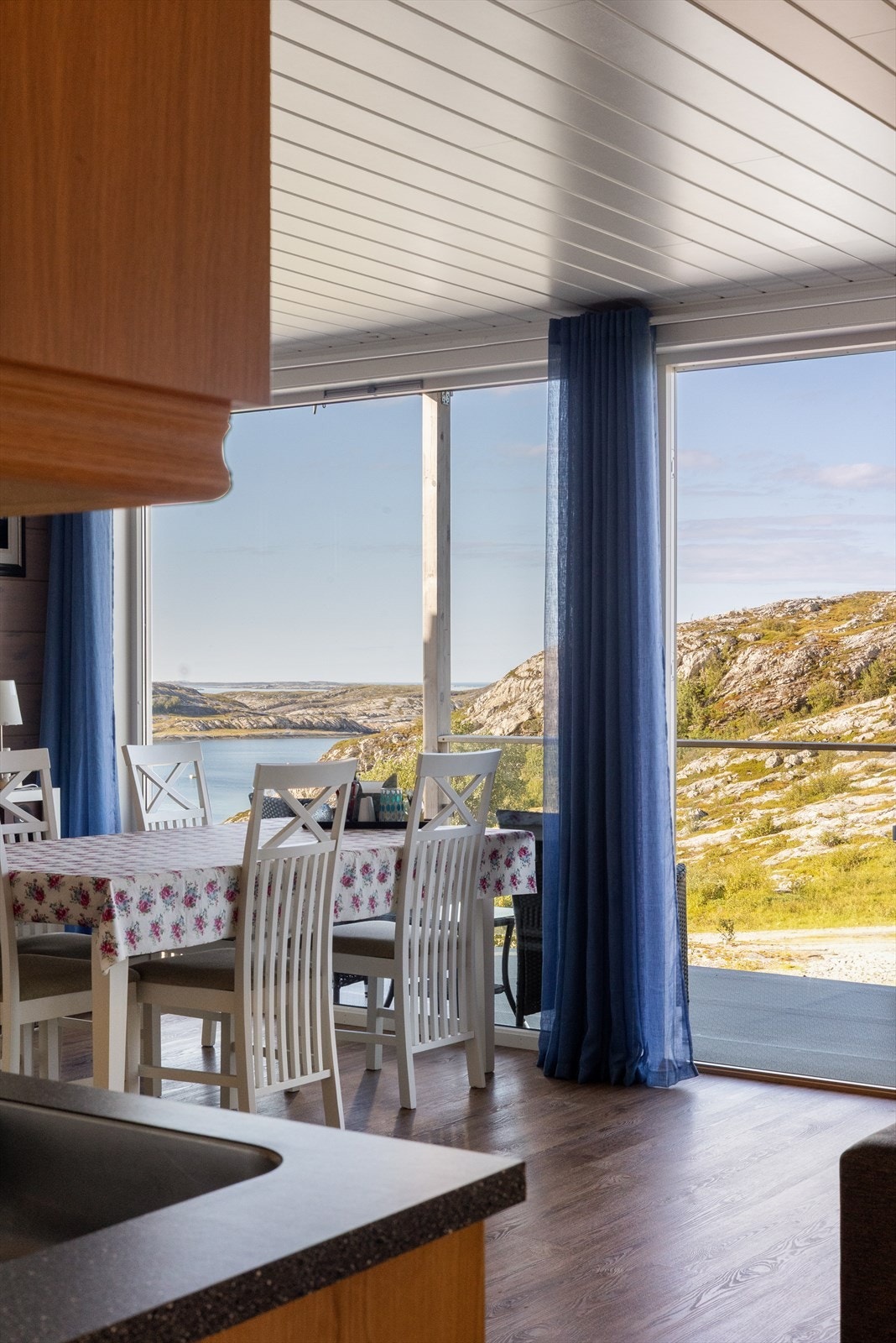 Utsikt fra gang/entre. Gulv til tak vinduer i stuen og kjøkkenet gir en fantastisk lysinngang. Galleribilde