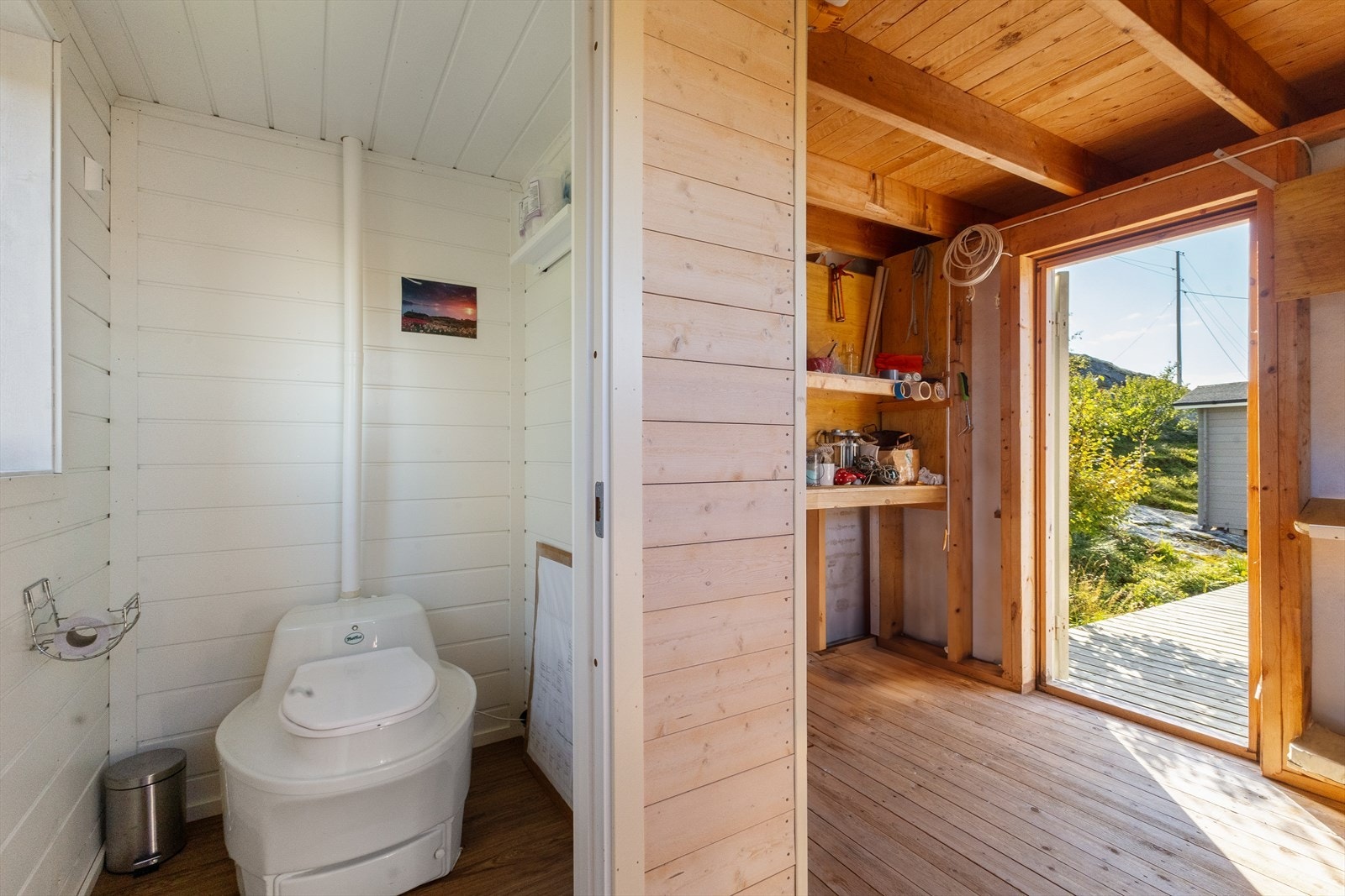 Wc-rom og utebod(her kan man sitte uforstyrret i timesvis om ønskelig) Galleribilde