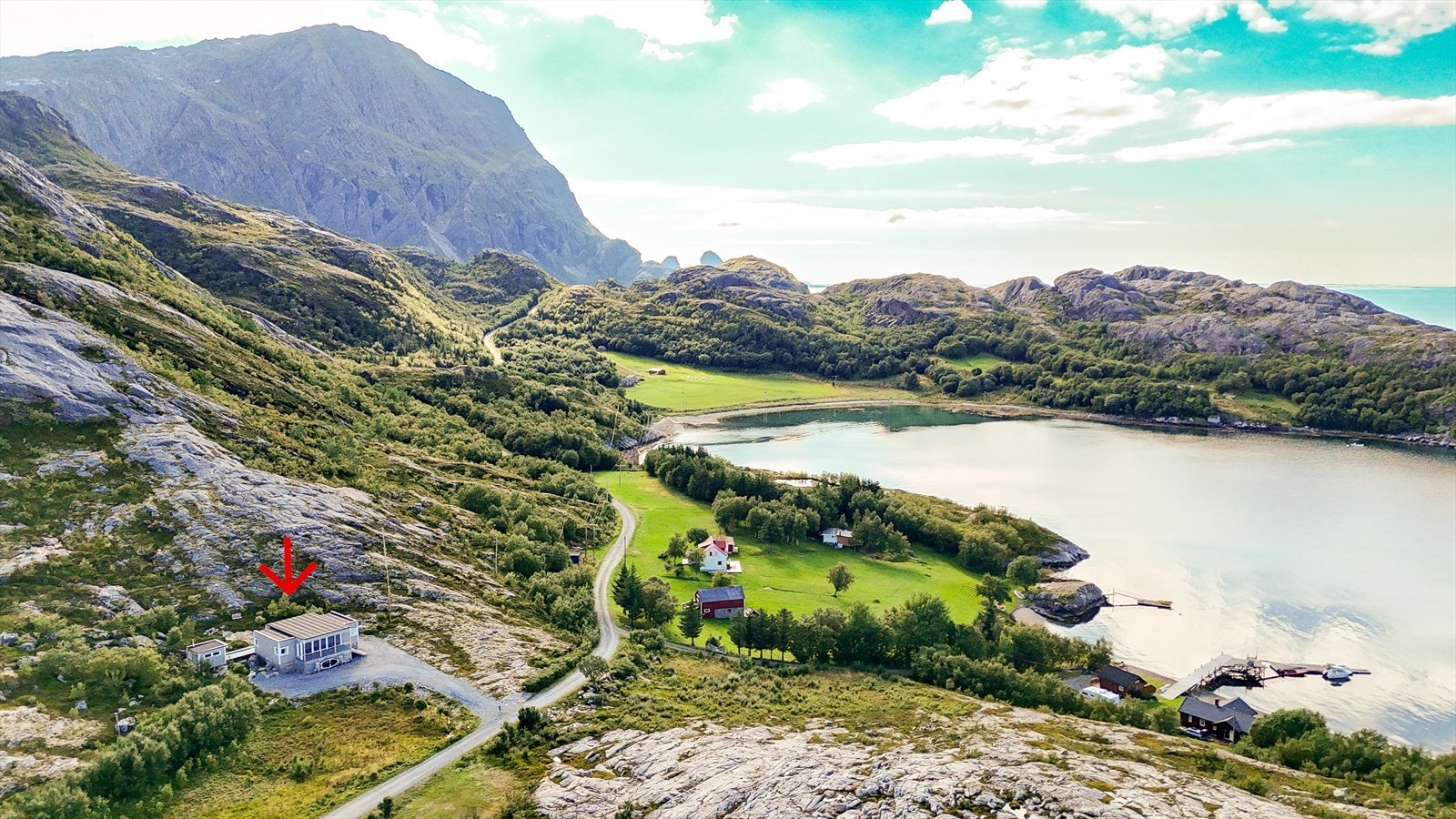 Eiendomsmegler Norge v/Eiendomsmegler MNEF Tomi Christian Johansen, presenterer her en arkitekttegnet fritidsbolig av høy standard, beliggende i nydelige omgivelser på vakre Tomma! Galleribilde