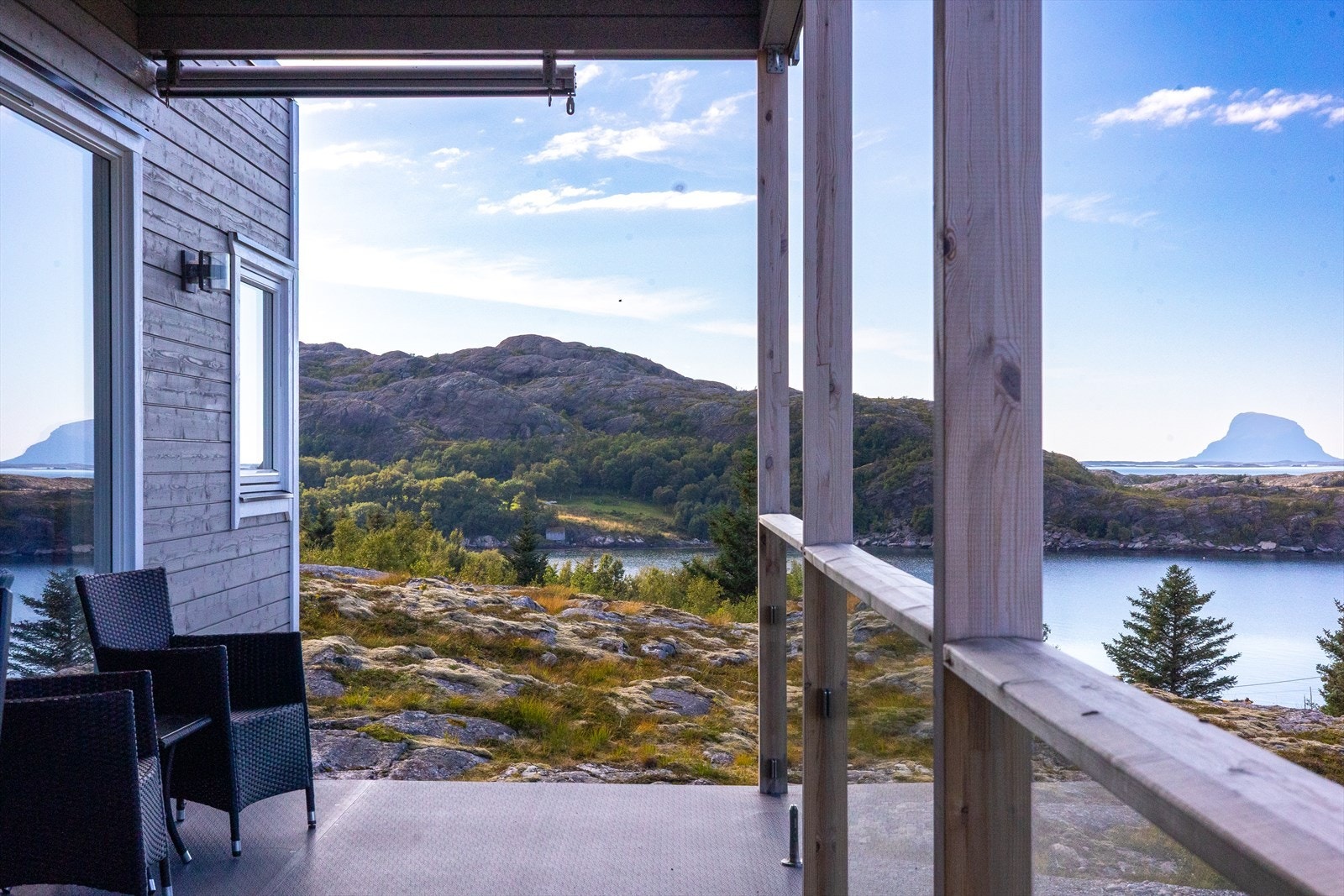 Direkte adkomst via trapp fra bakkenivå og opp til terrassen. Galleribilde