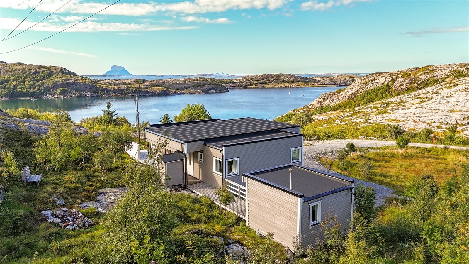 Fri utsikt mot Lovund og havet. Terrasse og gangbane på ca. 23,5 m2 på sørsiden av bygget, gjør at man kan gå tørskodd mellom utebod med wc m.m. Galleribilde