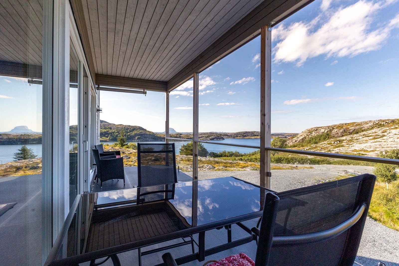 Terrassen med utgang fra stuen er overbygd og er romslig nok for flere soner med møbler. Galleribilde