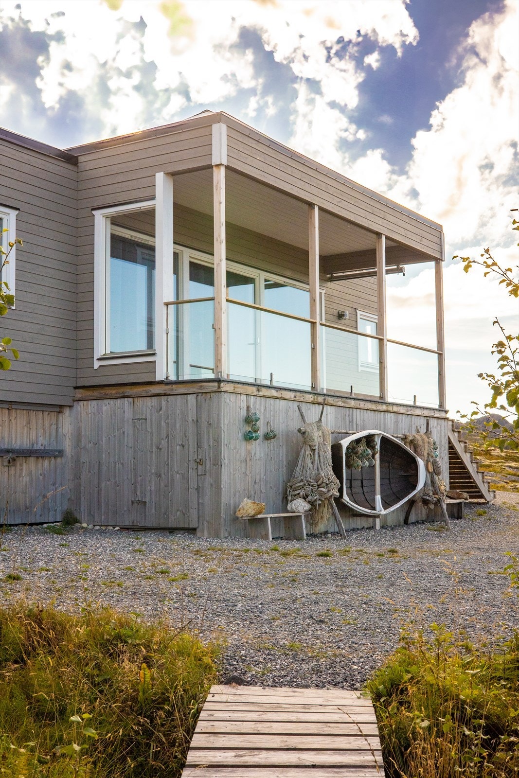Overbygd terrasse på ca. 16,7 m2 med glassrekkverk. Adkomst fra hage og via skyv/hevedør fra stuen. Galleribilde