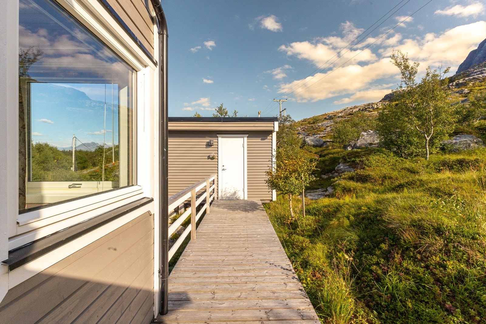 Terrasse med direkte adkomst til utebod med wc(forbrenningstoalett og er laget som ett rom i rommet) Galleribilde