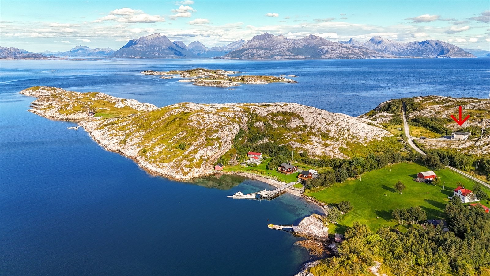 Hytta er også et ypperlig utgangspunkt for gå-, sykkel- eller bilturer til flotte strender og majestetiske fjell. Tomma er ei romslig øy hvor du kan finne din egen lille strand helt for deg selv om du ønsker det. Galleribilde