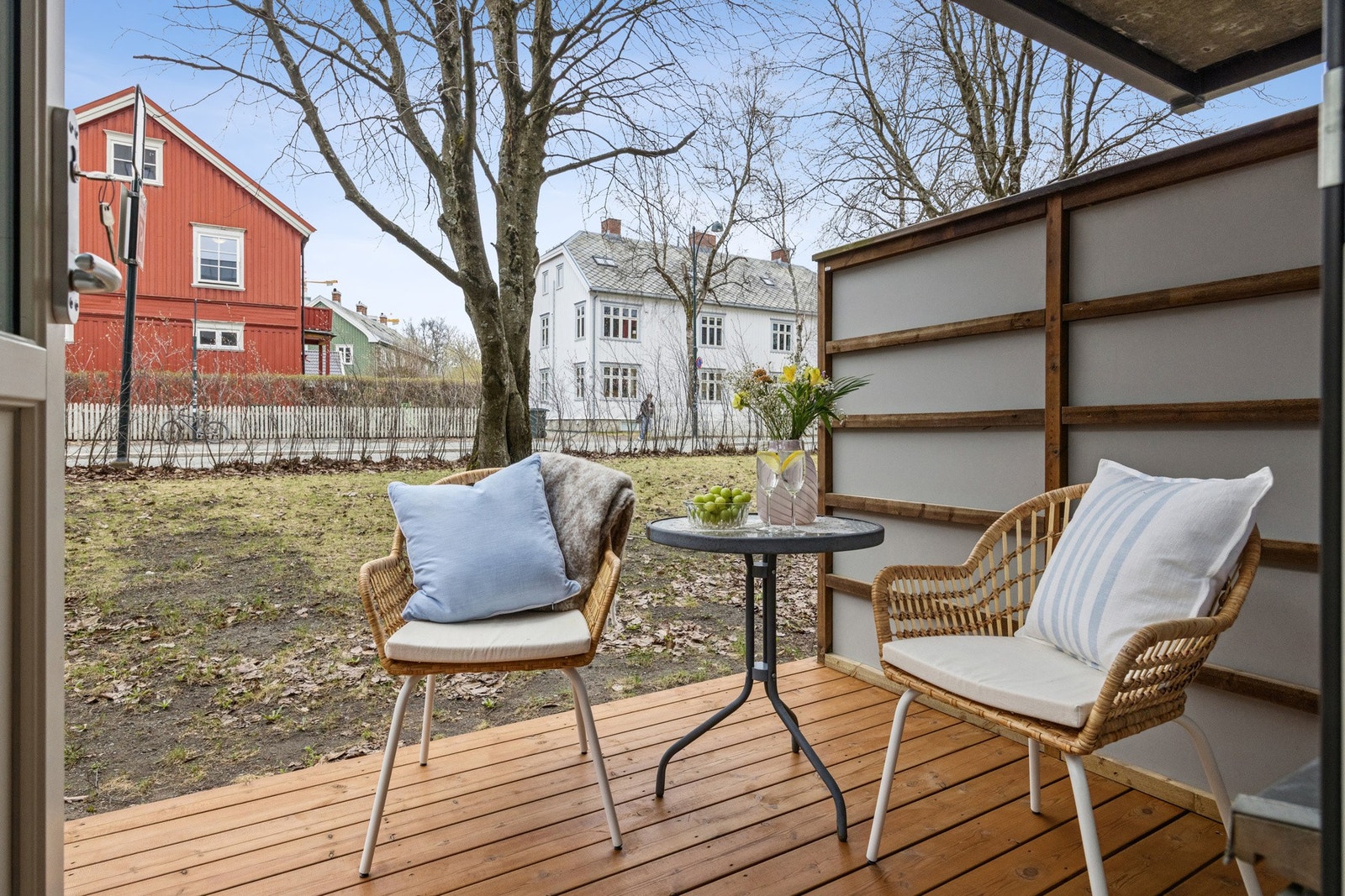 Fin uteplass på bakkeplan med gode møblerings muligheter. Galleribilde