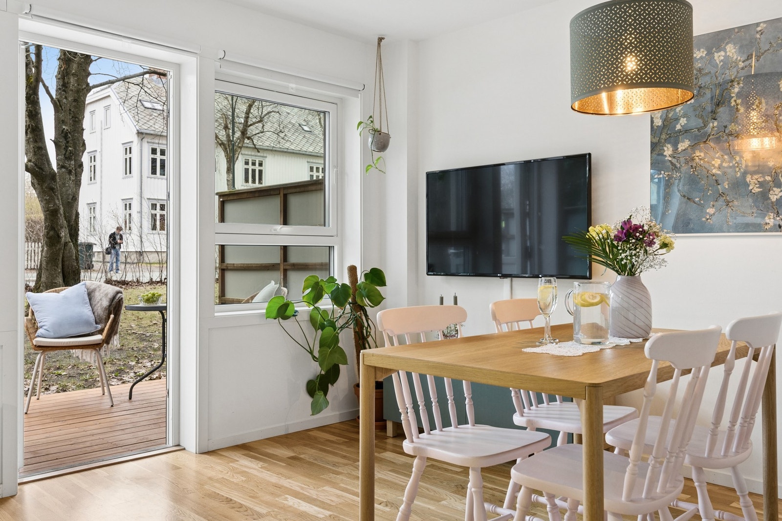 Direkte utgang til terrasse som gir en naturlig forlengelse av oppholdsrommet - perfekt for varme dager. Galleribilde