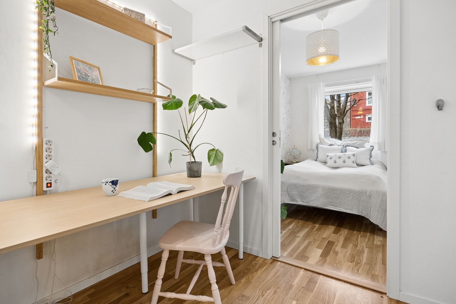 God plass til skrivepult gjør rommet ideelt som kombinert walk-in closet og hjemmekontor. Galleribilde