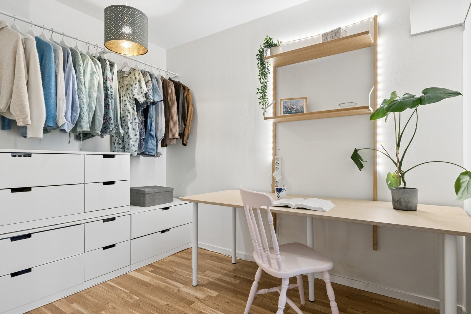 Soveromet har eget Romslig walk-in closet med gode oppbevaringsløsninger. Galleribilde