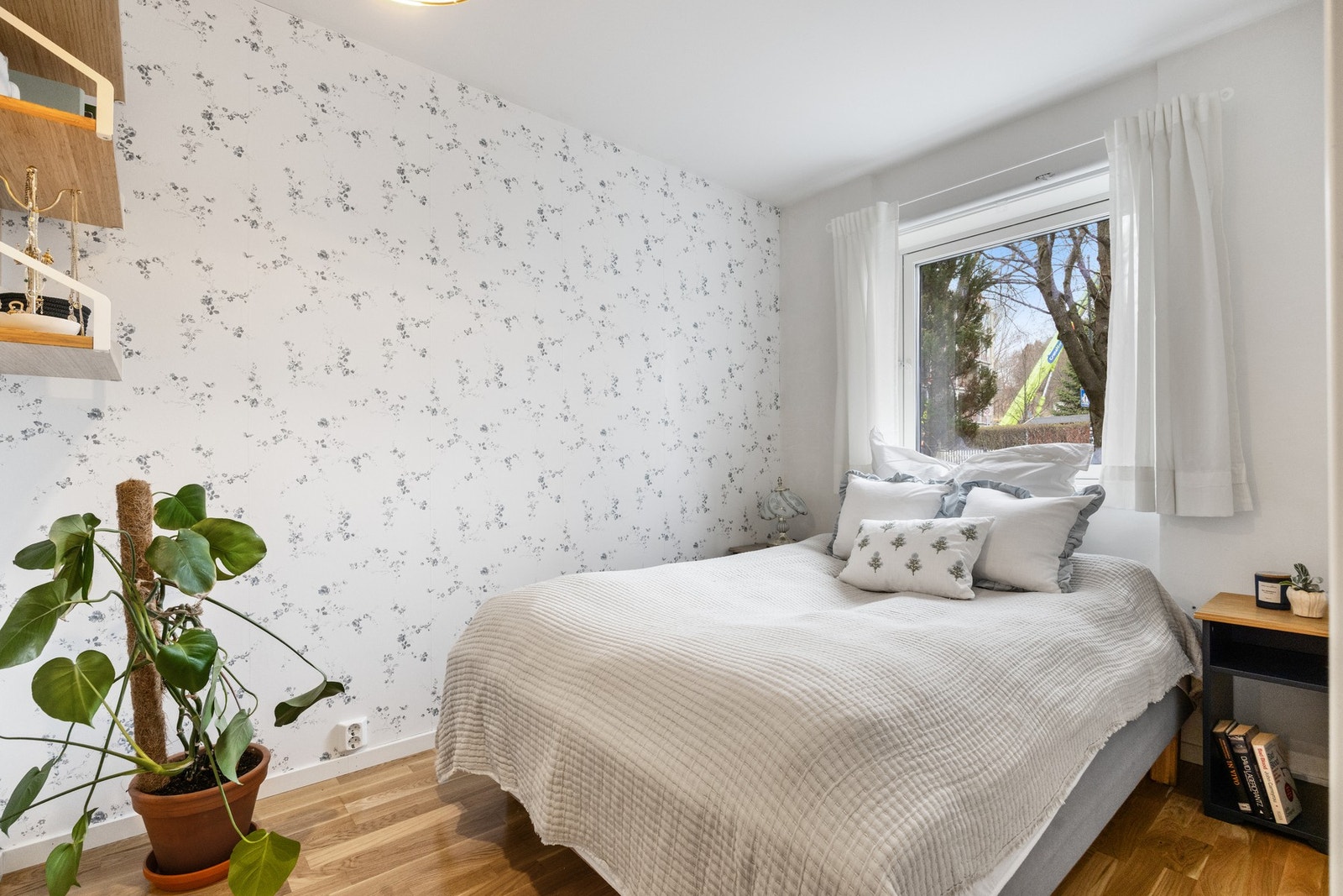 Romslig soverom på ca. 6,5 m². Galleribilde