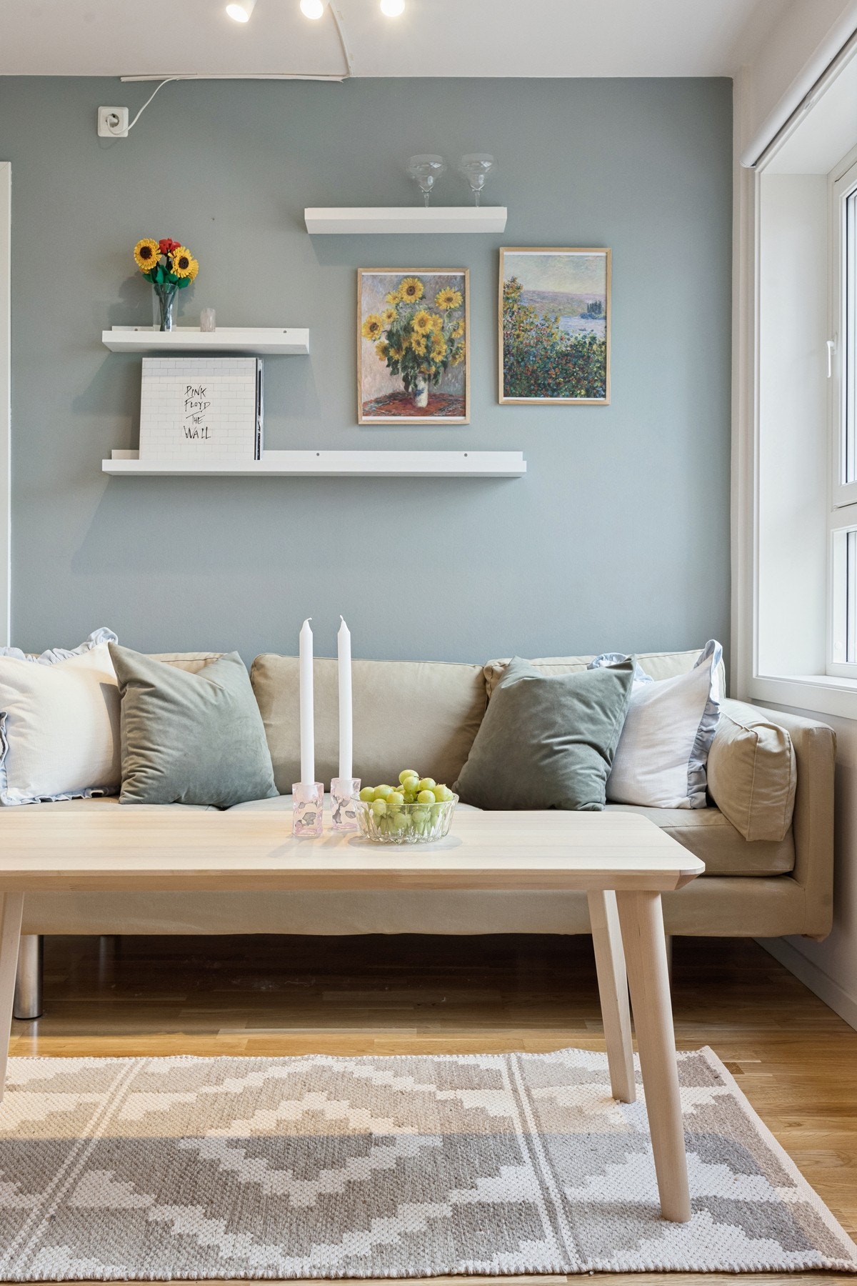 Behagelig oppholdssone med god plass til sofa og salongbord - et naturlig samlingspunkt i leiligheten. Galleribilde