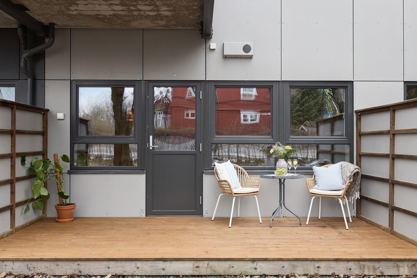 Skjermet uteplass på 9,6 m², perfekt for morgenkaffen eller hyggelige sommerkvelder. Galleribilde