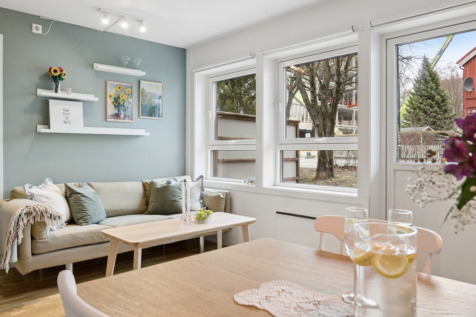 Store vindusflater slipper inn rikelig med naturlig lys og gir en luftig og behagelig atmosfære i oppholdsrommet. Galleribilde