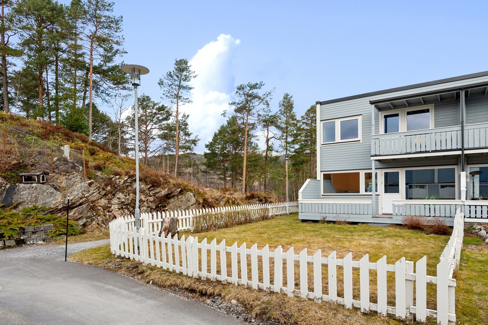 Boligen har en fin intern beliggenhet i borettslaget, grensende til friområde Galleribilde