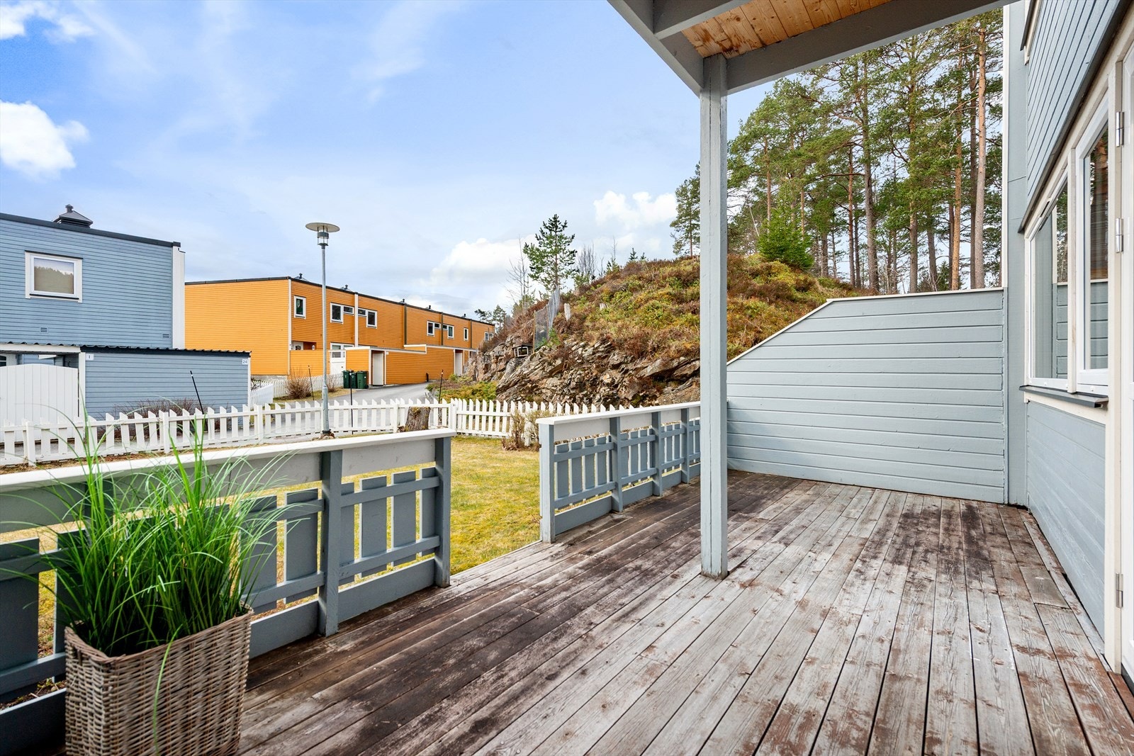 Stor, delvis overbygget terrasse med adkomst fra stuen Galleribilde