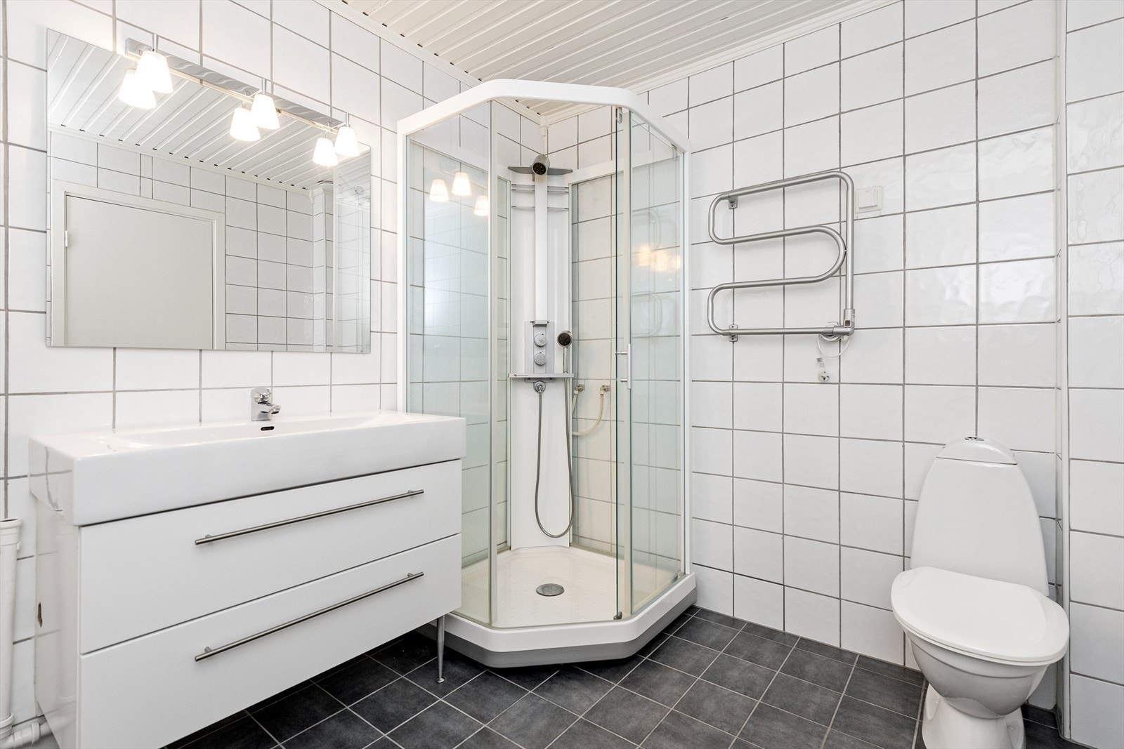 Flislagt bad/wc med varmekabler og opplegg for vaskemaskin Galleribilde