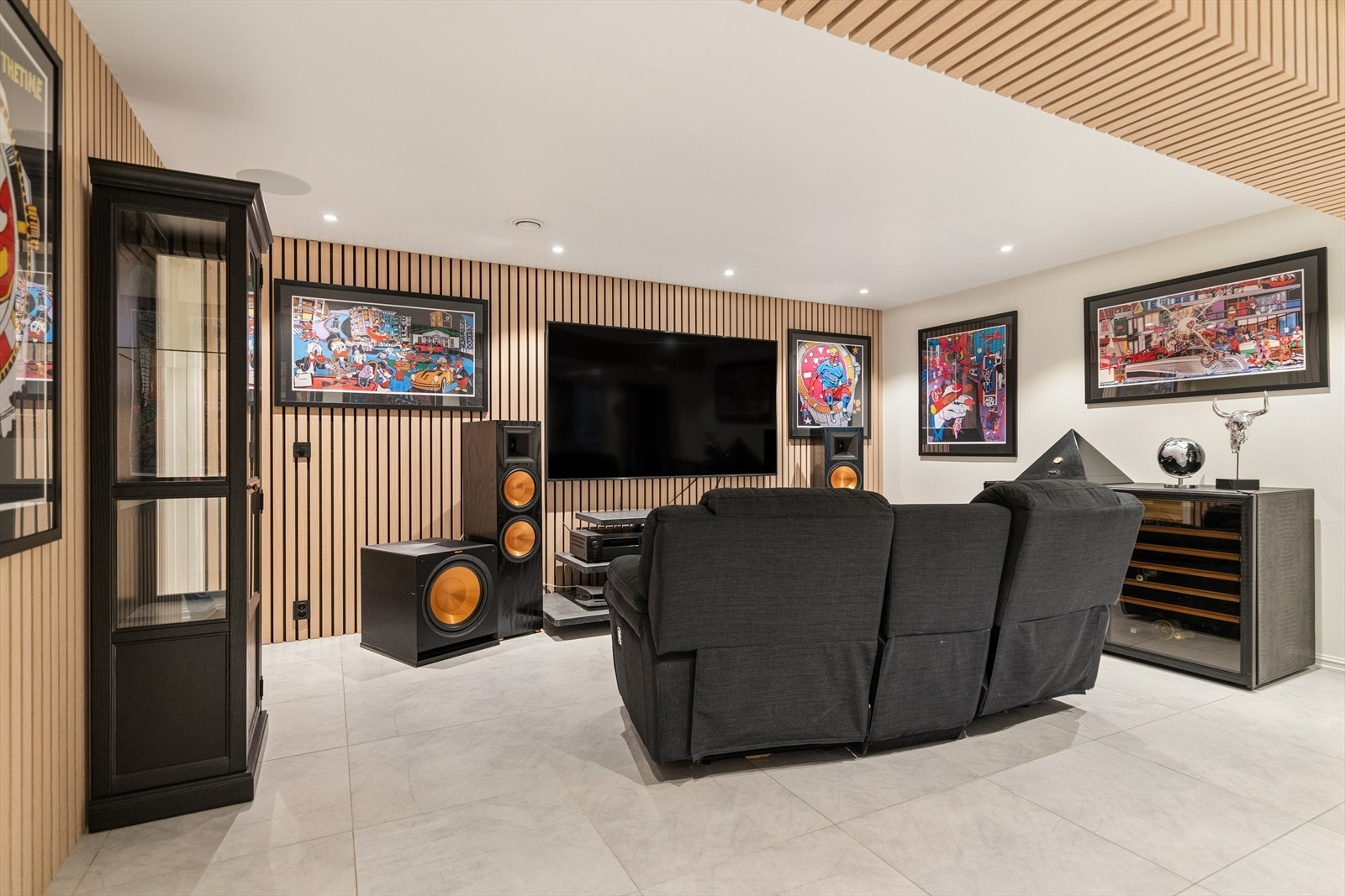 Kjellerstue med flis på gulv og varmekabler. Galleribilde