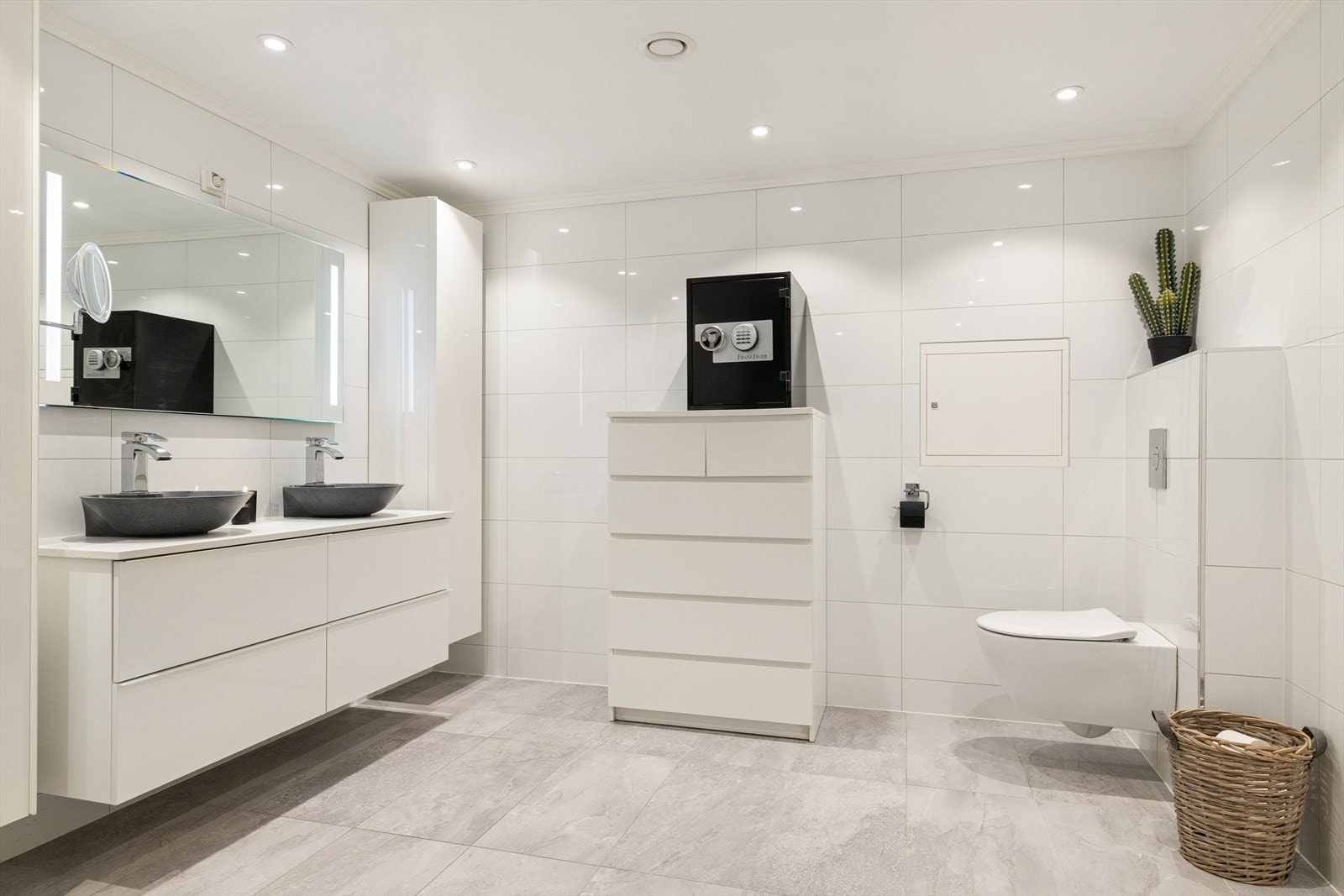 Badet har også to servanter samt vegghengt toalett Galleribilde