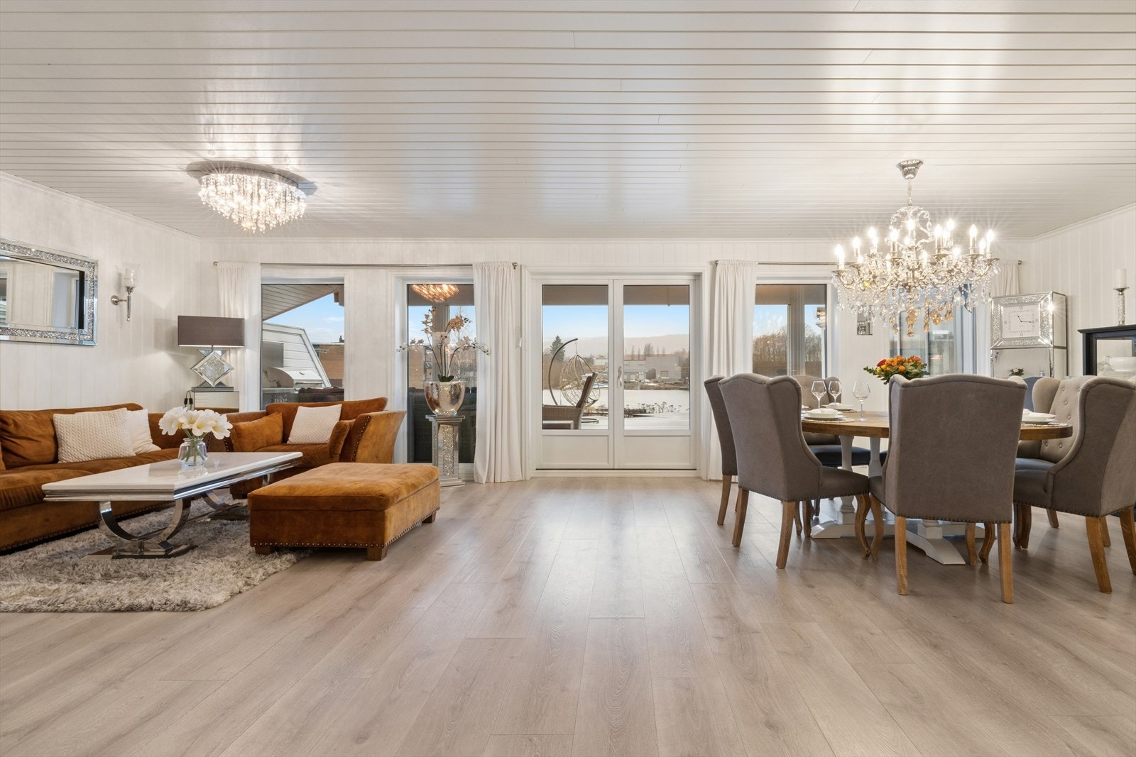 Fra stuen er det utgang til stor solrik terrasse Galleribilde