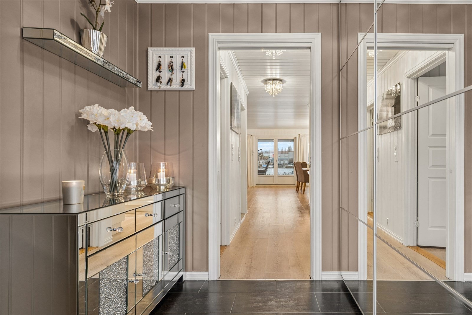 Entrè med flis på gulv og varmekabler.
Praktisk skyvedørsgarderobe. Galleribilde