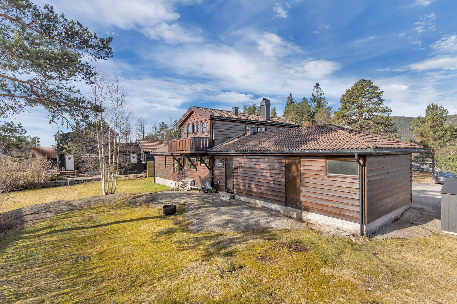 Tomten er pent oppparbeidet, og med god plass til lek og moro! Galleribilde