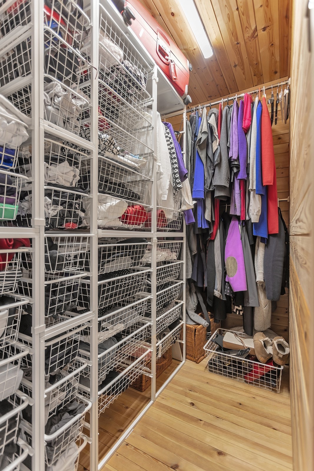 Walk-In closet med gode oppbevaringsløsninger Galleribilde