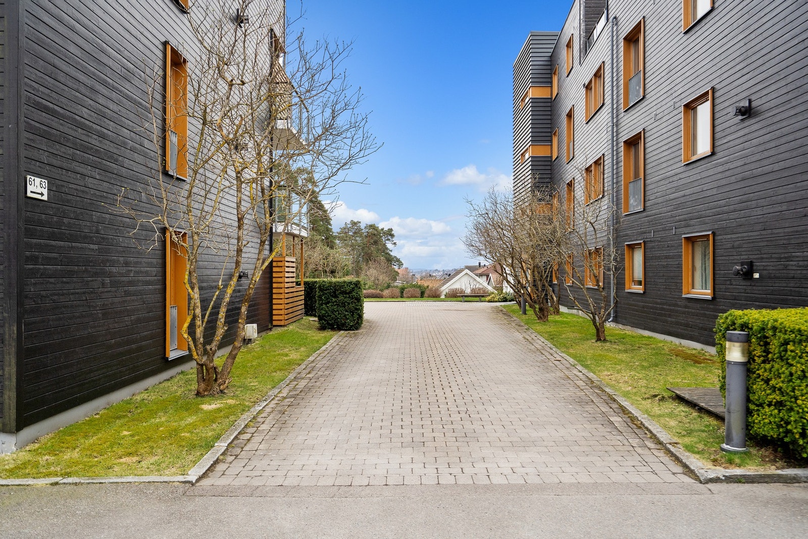 Asfaltert gjesteparkering og steinlagte internveier Galleribilde
