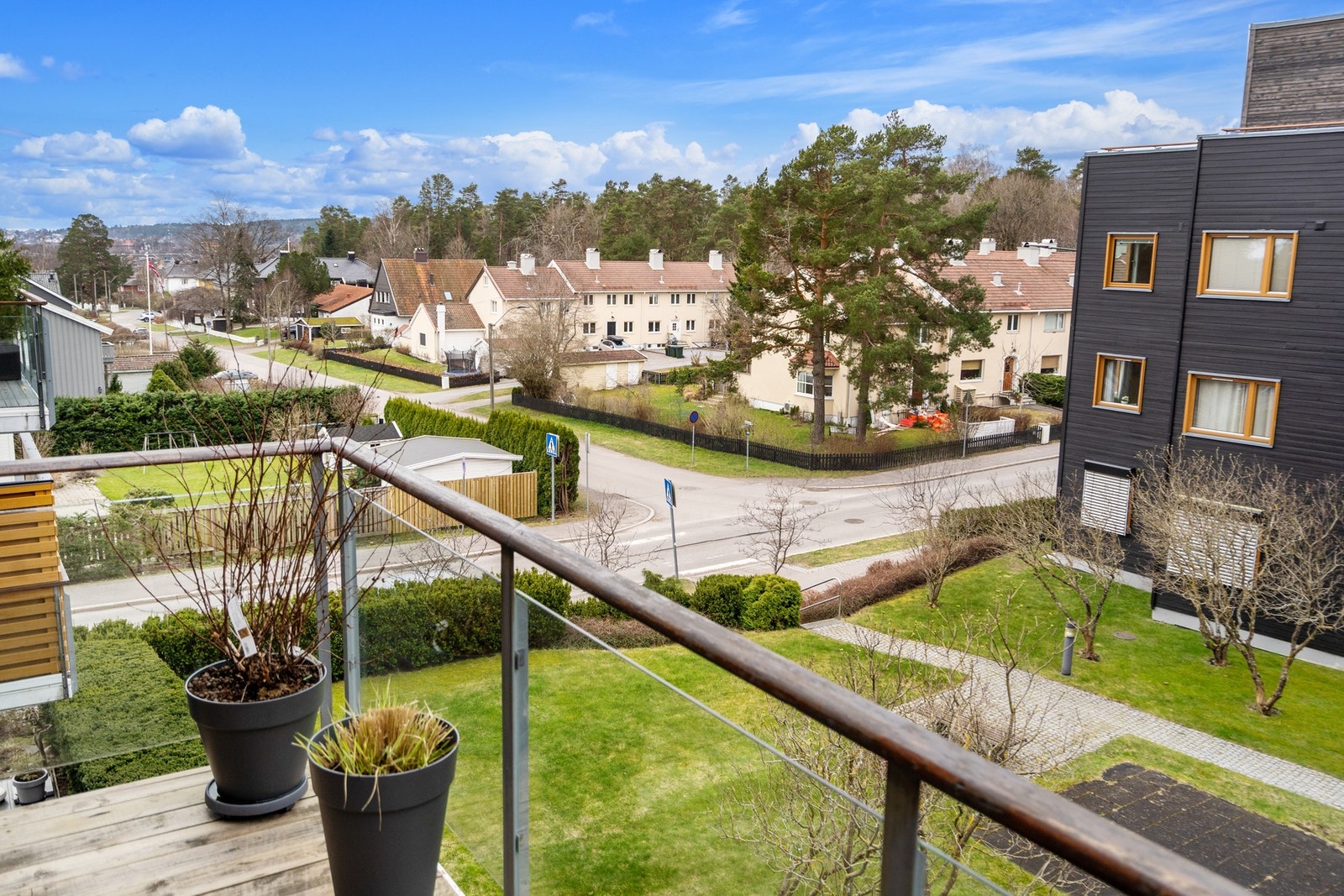 Romslig balkong med utsyn mot byen og nedover Markveien Galleribilde