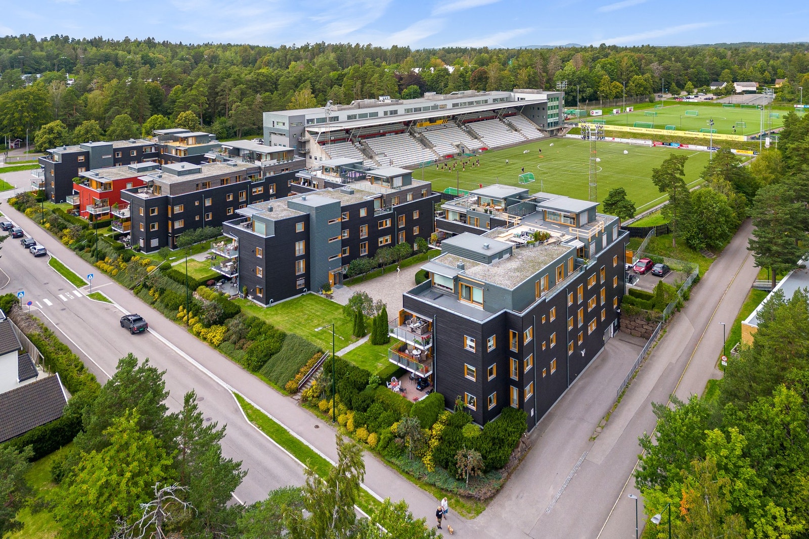 Her bor du tett på idrettsanlegg, treningssenter, skog med nydelige turstier Galleribilde