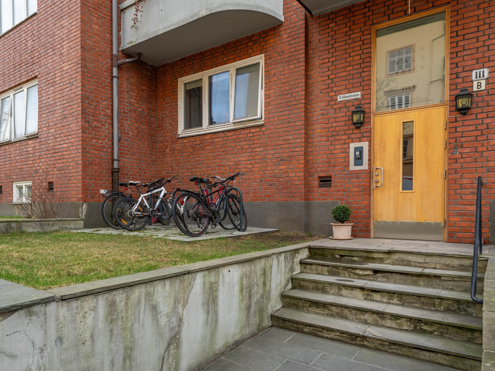 Sameiet har sykkelparkering utenfor B-oppgangen, og i kjellerbod. Galleribilde