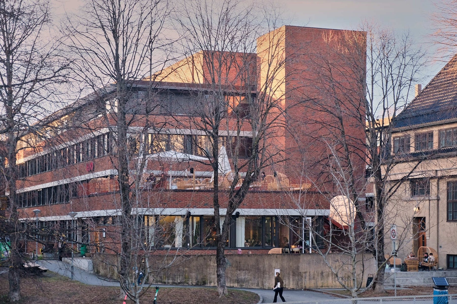Den gamle veterinærhøyskolen er rett ved parkanlegget Idioten . Galleribilde