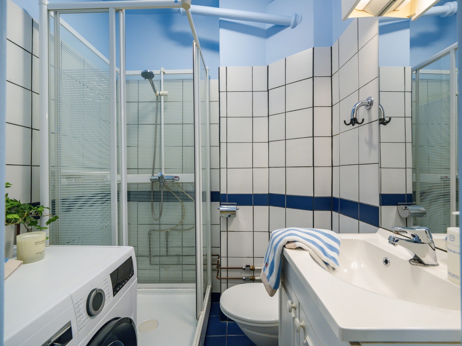 Badet må rehabiliteres for å tåle normal bruk etter dagens krav, jf. tilstandsrapport. Galleribilde