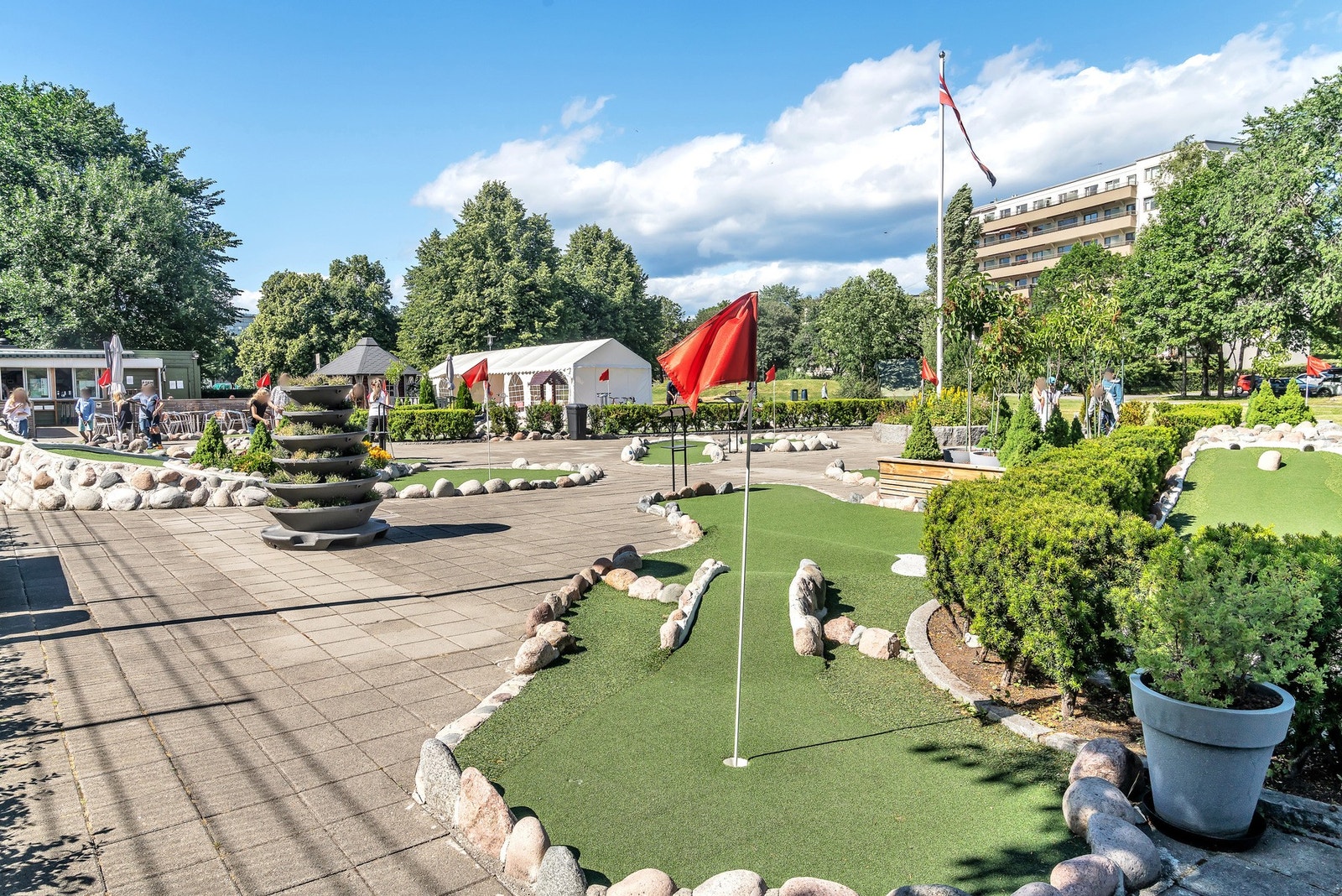 På Marienlyst er det 18-hulls minigolfbane, en kort rusletur fra leiligheten. Galleribilde
