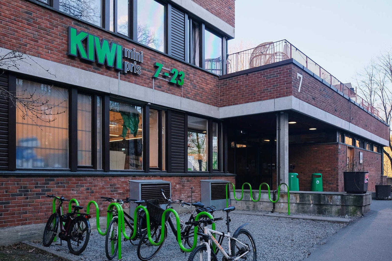 På Adamstuen er det stor KIWI samt Evo. Galleribilde
