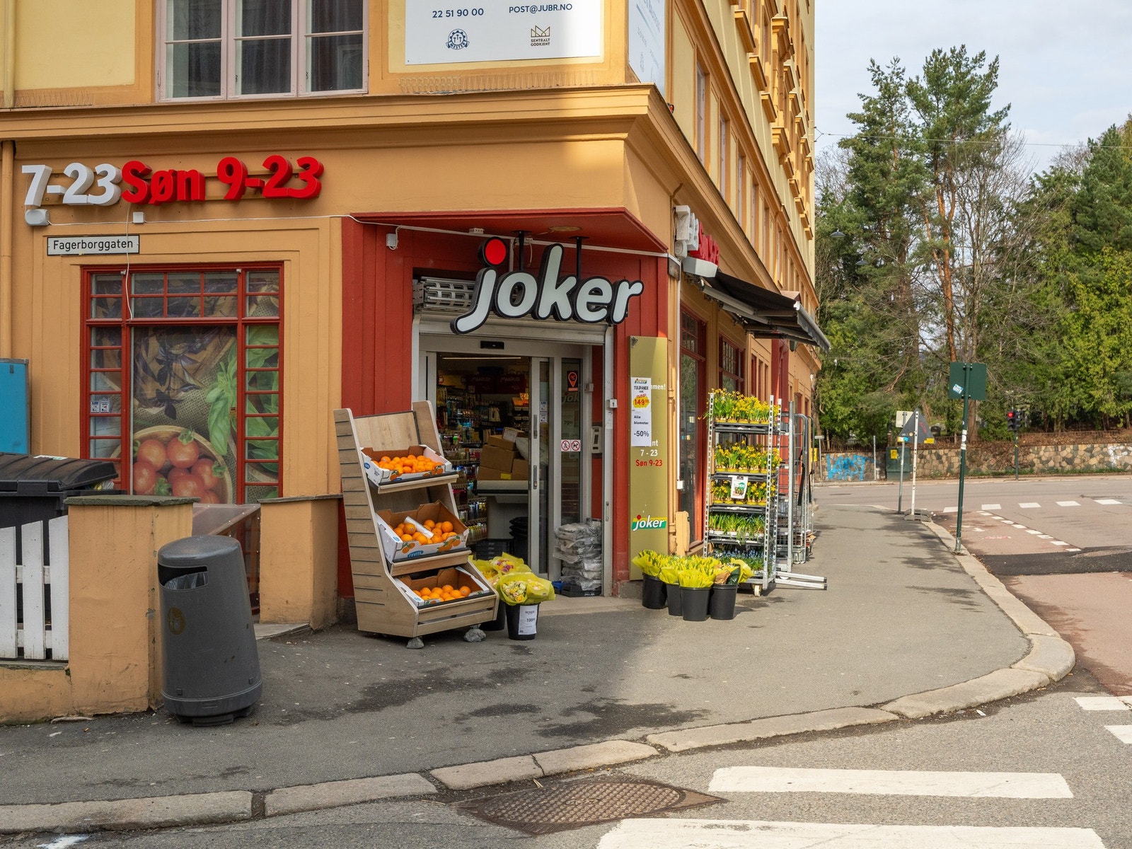 Du har flere søndagsåpne butikker i nærområdet; Joker er rett over gata. Galleribilde