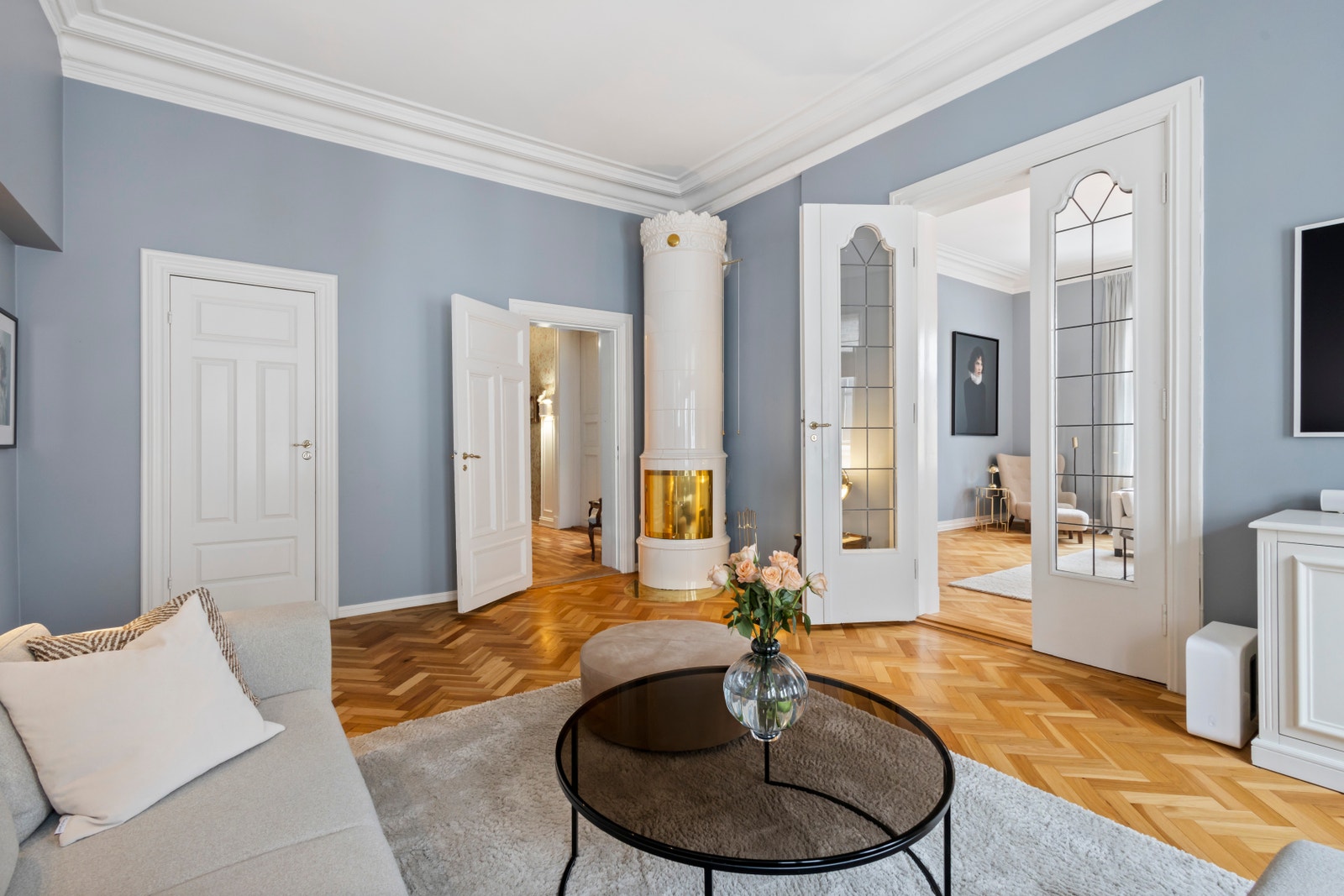 Stue 2 med peis og plass til blant annet sofakrok. Galleribilde