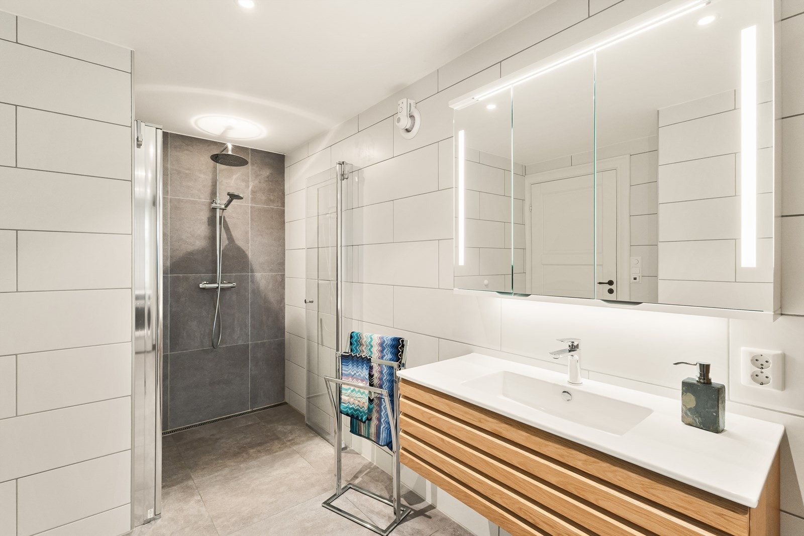 Badet er godt på størrelse og har en stor dusjnisje. Galleribilde