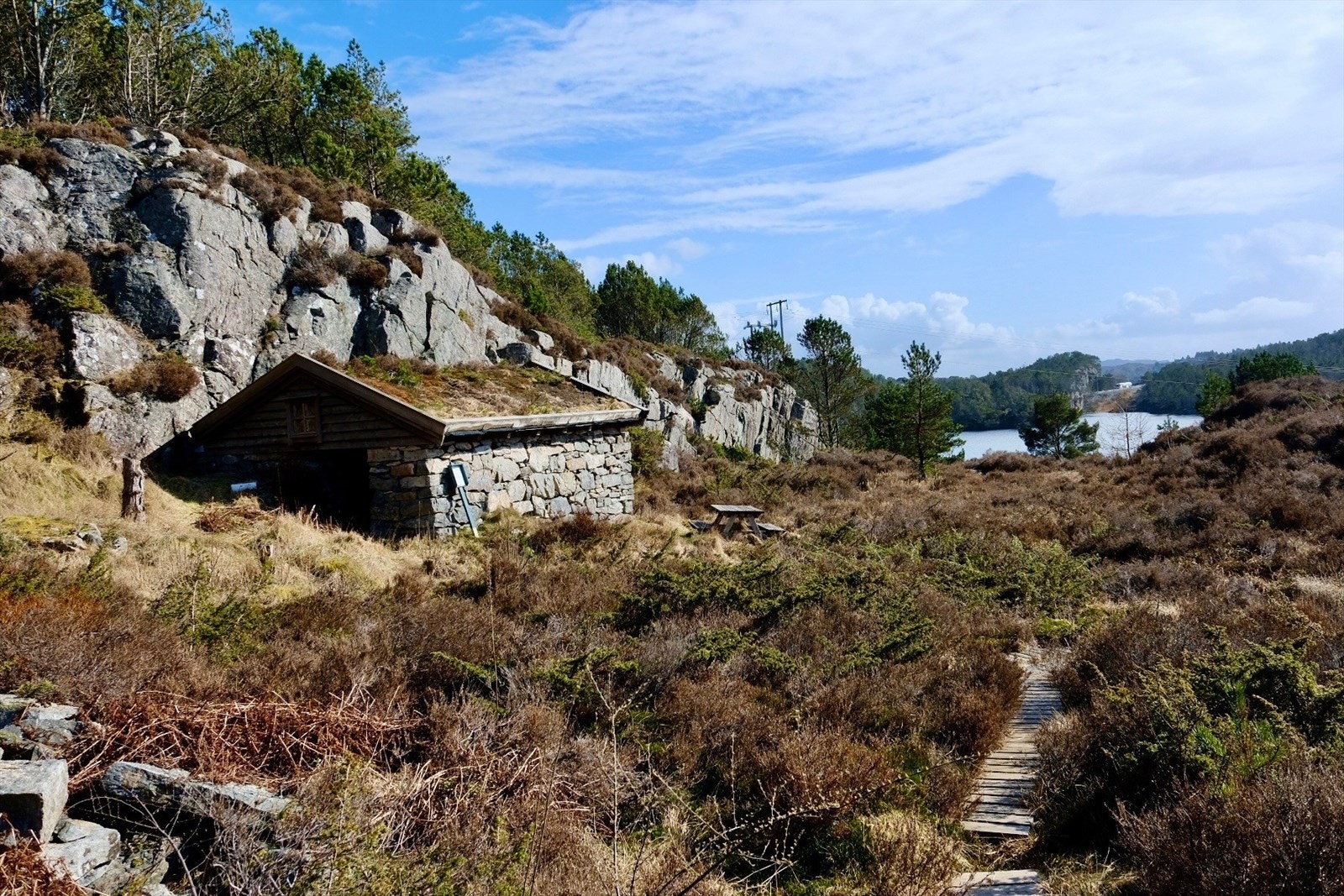Opplyst av selger å være oppført rundt 1924 og var i bruk til rundt 1948. Rehabilitert av Toftøy nærmiljøutvalg for en del år siden. Galleribilde