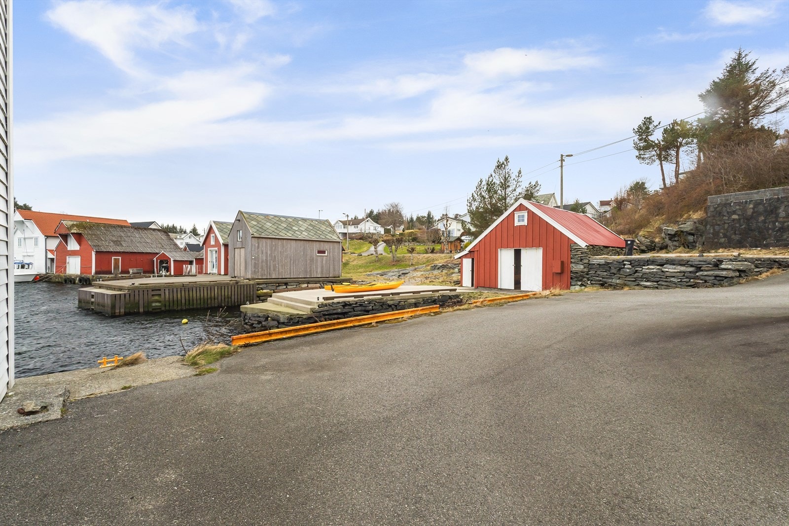 Sjelden vi kan tilby en eiendom med gangavstand til sjø og 2 tilhørende naust. Galleribilde