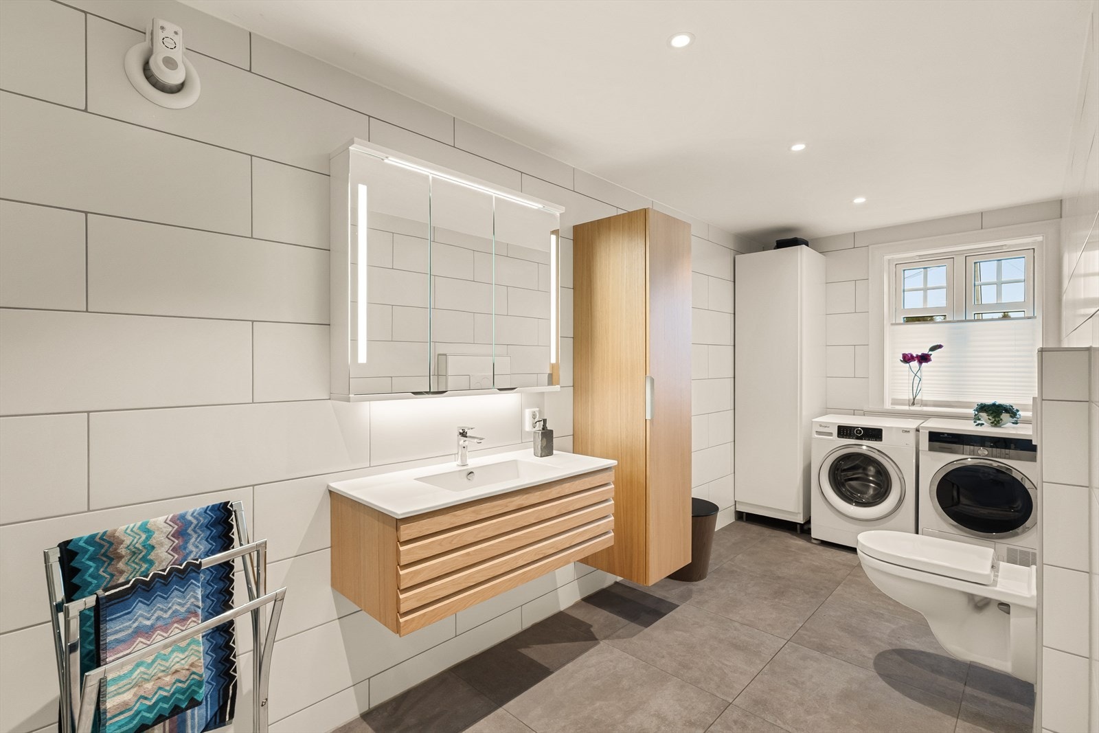 Badet ligger også i tilbygget og var da nytt i 2021. Brukes kombinert som vaskerom. Galleribilde