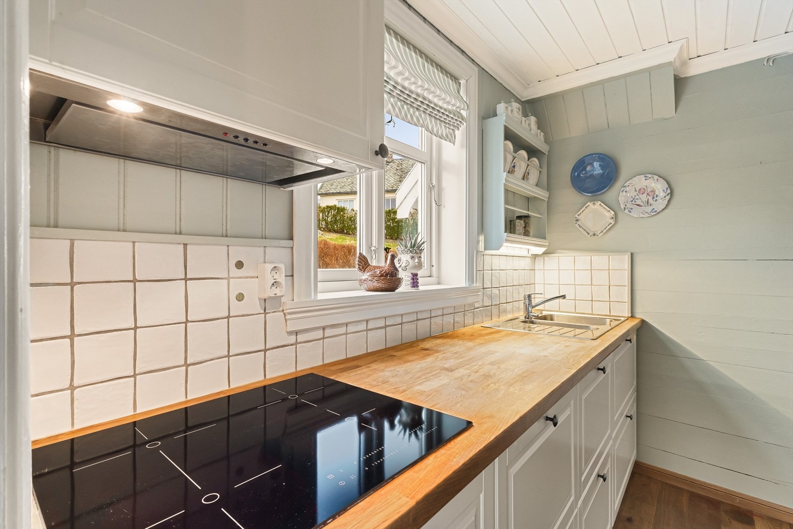 Heltre benkeplate med kjøkkenvask i rustfritt stål. Galleribilde