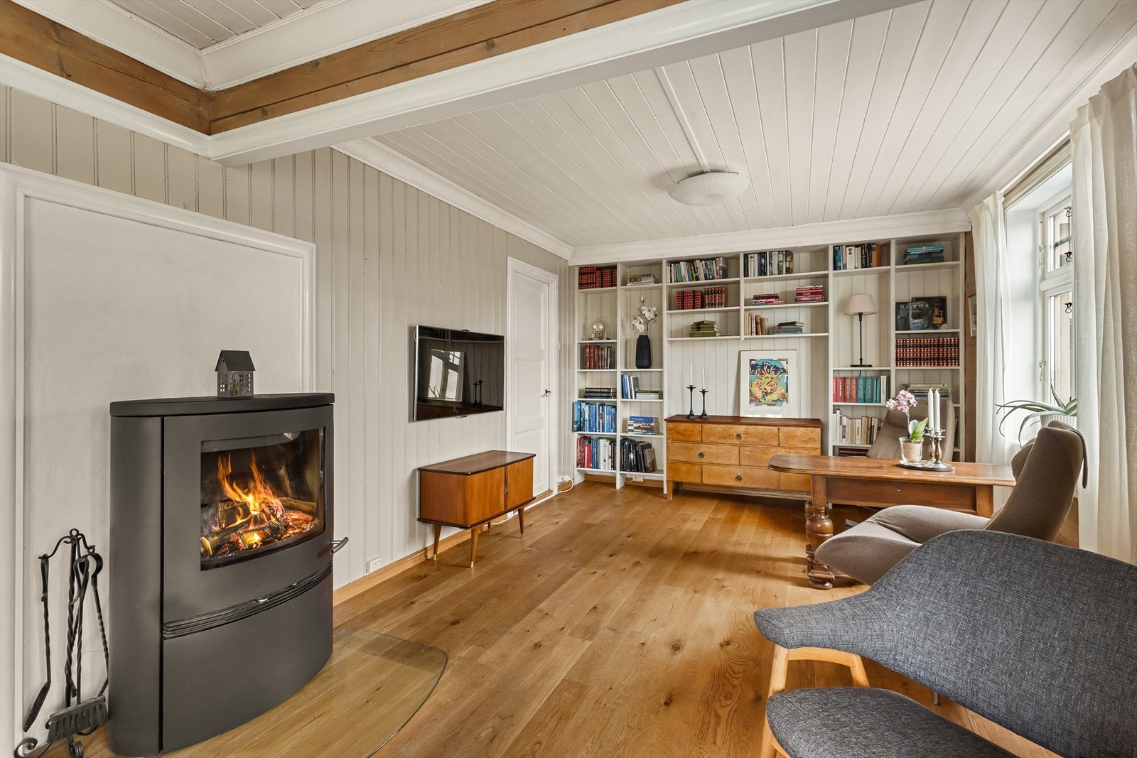 Nyere rentbrenner ovn med pipe som er foret. Galleribilde