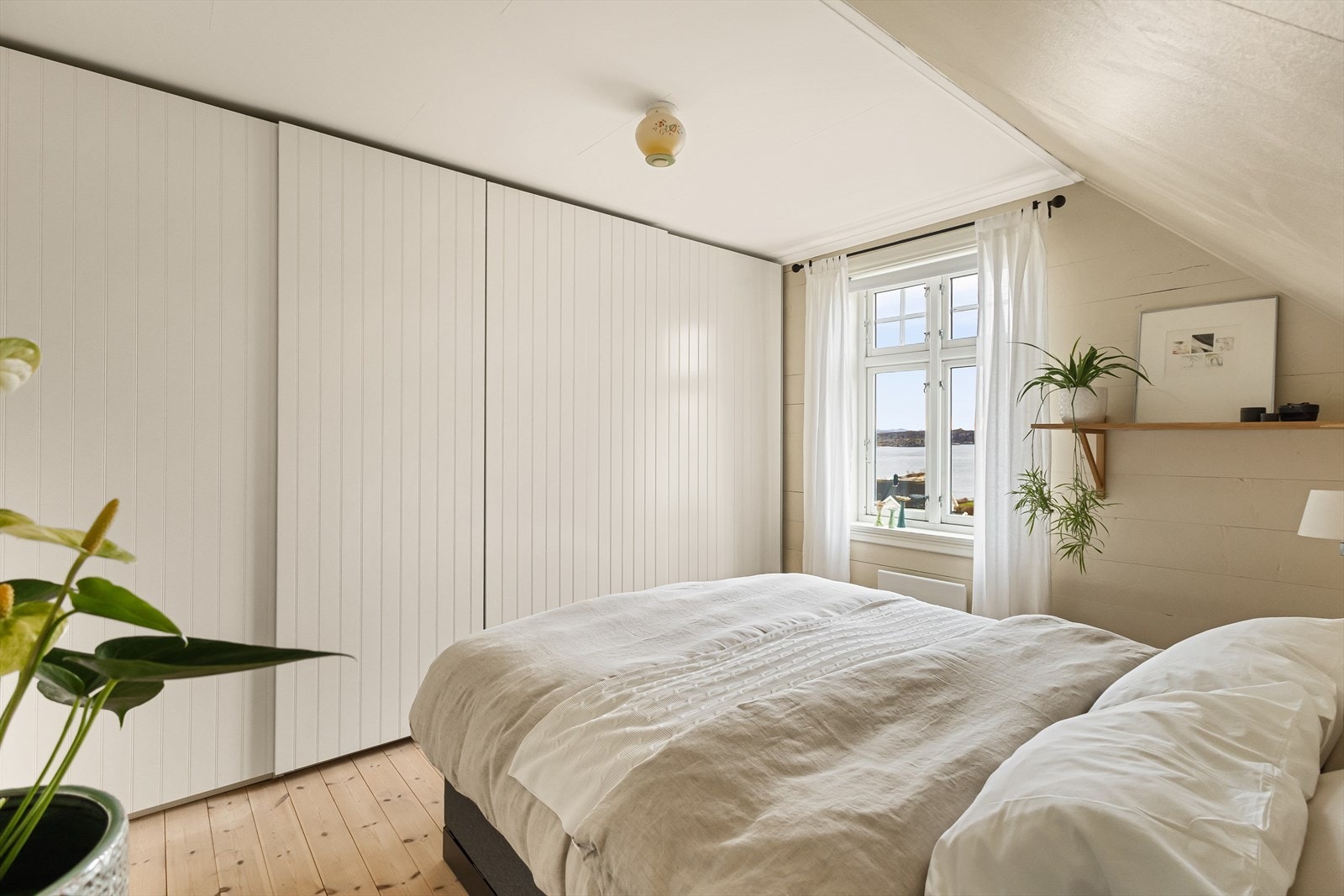 Stort soverom med sjøutsikt Galleribilde