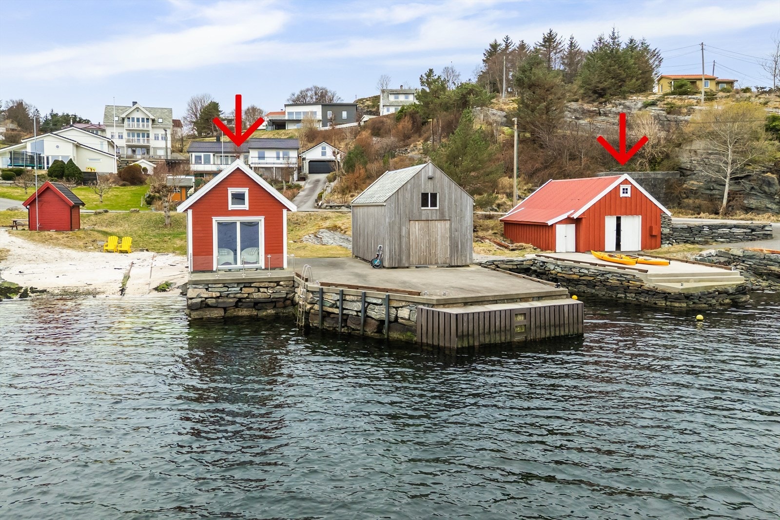 Et nedlagt småbruk med tilhørende 2 naust. Galleribilde