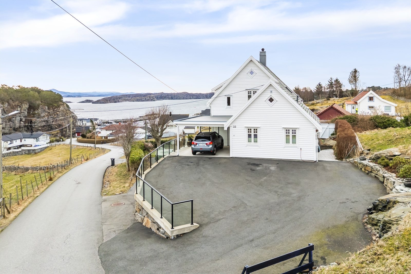 Eiendommen har en nydelig beliggenhet på Vik, nord i Øygarden kommune. Galleribilde