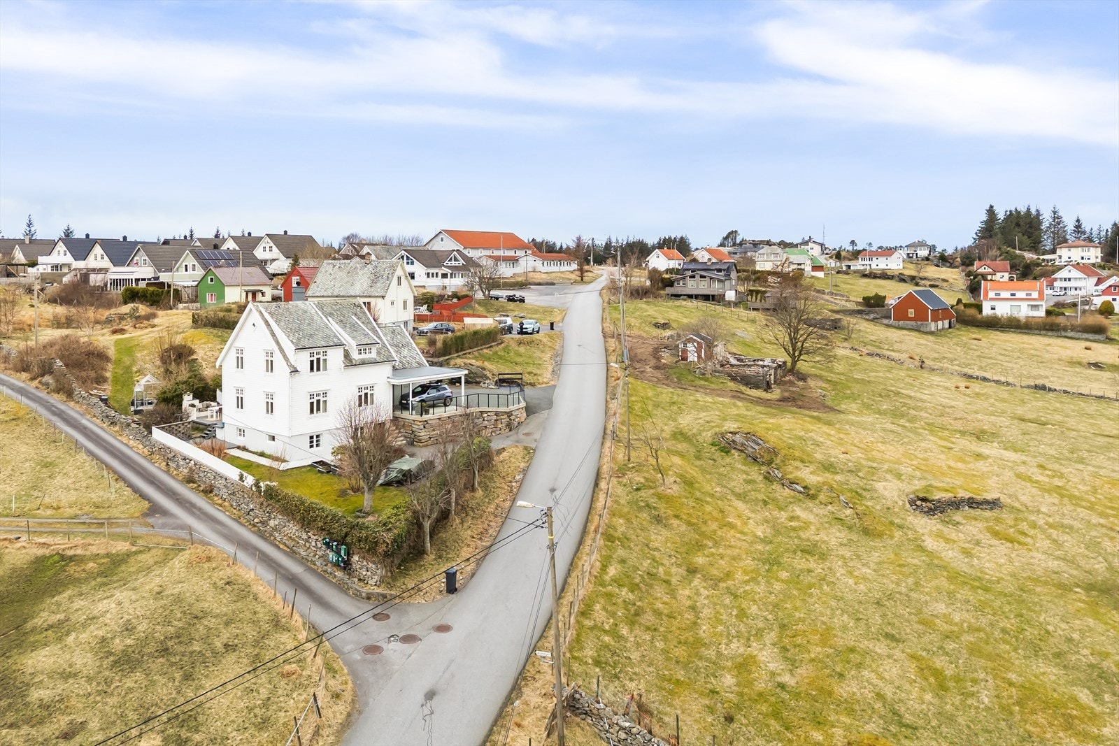 Eiendommen er på ca. 200 dekar. Det meste av innmarken ligger på nedsiden av veien her. Løe er nylig revet pga tilstand. Galleribilde