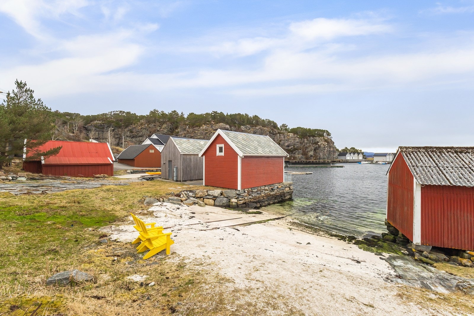 Naustet i midten er det som følger med. Grensen strekker seg til ca. midt på stranden. Galleribilde