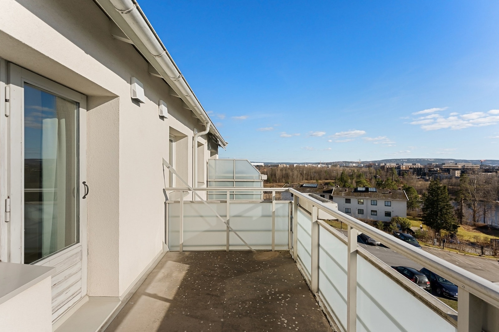 Balkongen på 8 m² har gode solforhold og god plass til en sittegruppe. Galleribilde